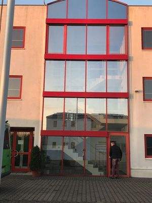 Treppenhaus verglast mit autom. Sonnenschutz