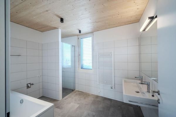 Badezimmer mit Fenster, Wanne und Dusche