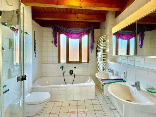 OG Bad mit Wanne und Dusche