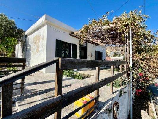 Kreta, Pachia Ammos: Teilweise renoviertes Haus mit Garten zu verkaufen