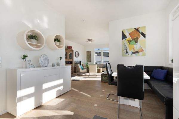 Der Blick ins offene, helle Wohnzimmer 