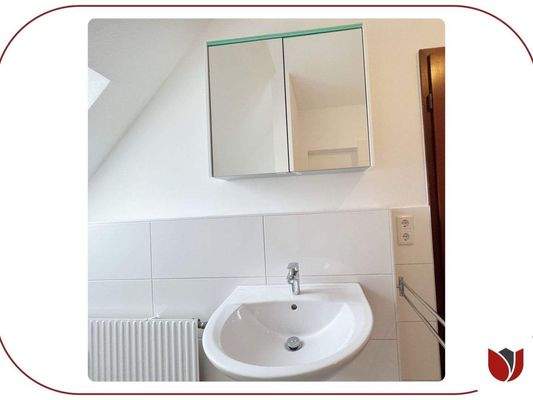 Duschbad mit neuwertigem Spiegelschrank - Beleuchtung integriert
