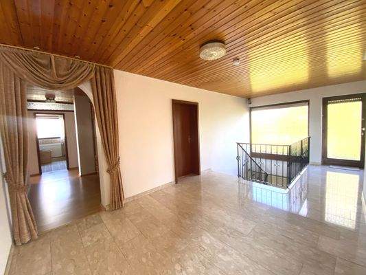 Diele im oberen Bereich mit Gartenzugang