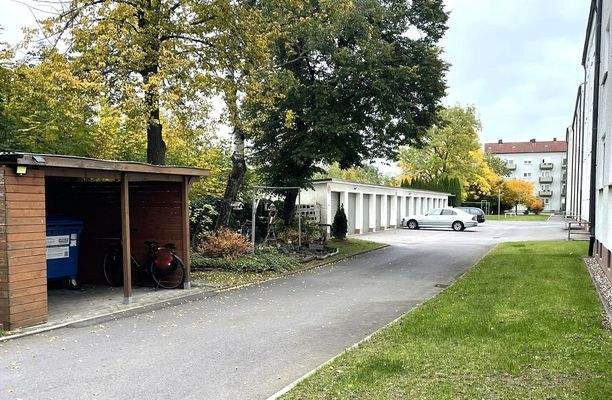 Außenanlage mit Garagen