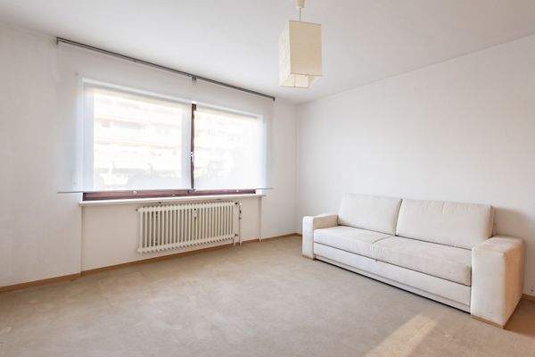 Ruhiges Schlafzimmer mit breiter Fensterfront