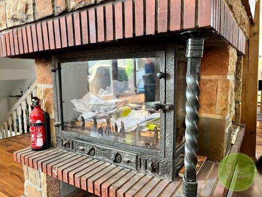 Mit stilvollem Kamin ...