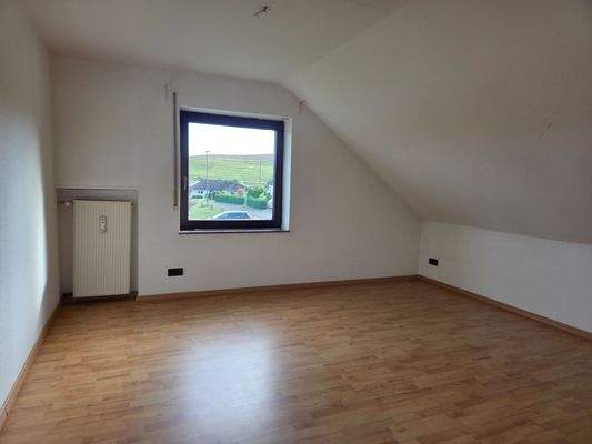 Schlafzimmer 1 DG.jpg