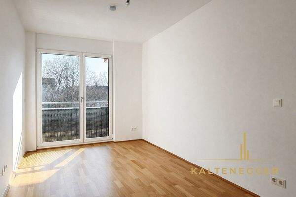 Schlafzimmer 2 mit 12,69 m² (neben Wohnküche)