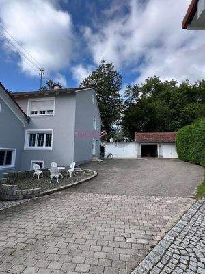 Aussenansicht Haus 2 mit Garagen