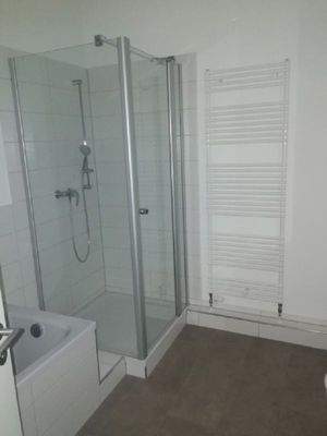 Dusche im Badezimmer