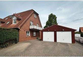 Ansicht mit Garage