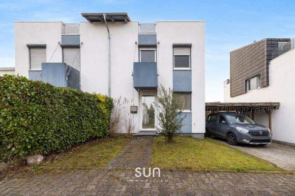 HAUSANSICHT MIT CARPORT UND STELLPLATZ