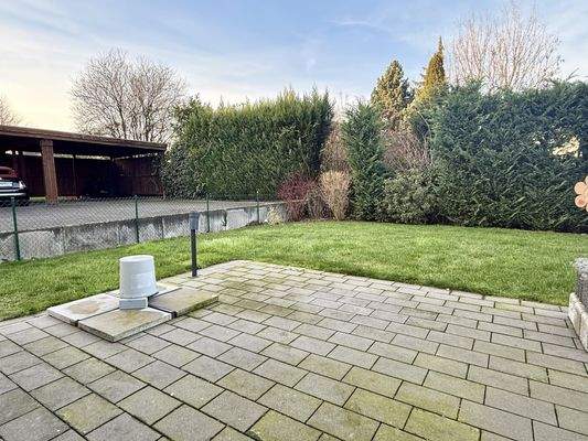 Terrasse mit Blick in den Garten