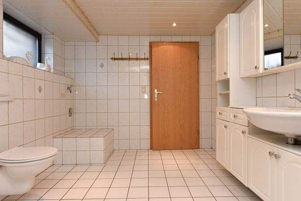 Duschbad mit Anschluss für WM und Trockner im KG 