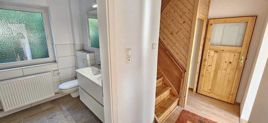 Badezimmer und Treppenhaus
