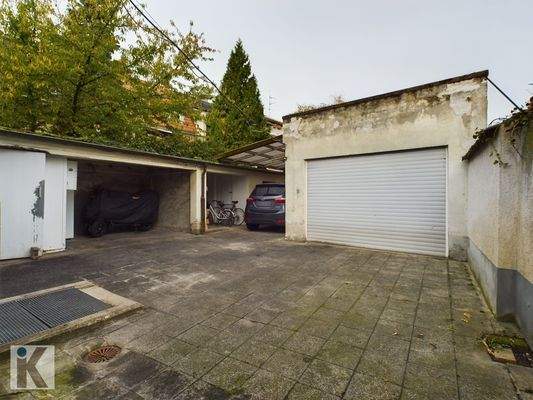 Garage und Stellplätze