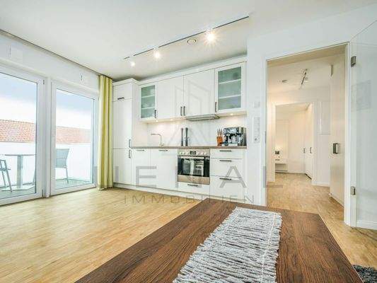 Lichtdurchfluteter Wohn-Essbereich mit Balkonzugang