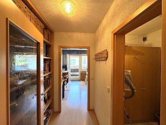 Vor- u. Abstellraum vorm Büro