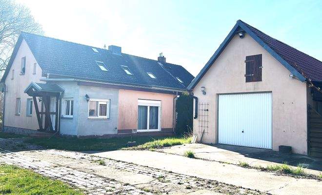 Wohnhaus und Garage 