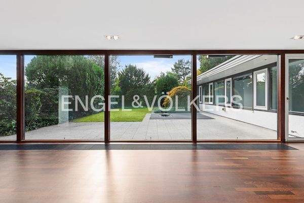 Die ca. 57qm große, nicht einsehbare Terrasse ist vom Wohnzimmer aus zu begehen