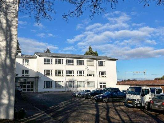 Gebäudeansicht/Parkplatz