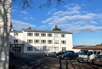 Gebäudeansicht/Parkplatz