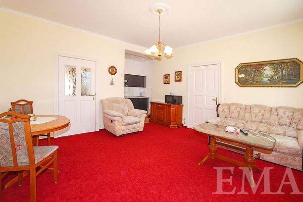 Zweite Wohneinheit  im Erdgeschoss - Wohnzimmer mit offener kleiner Küche