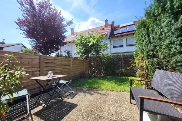 Blick auf die Terrasse und den Garten