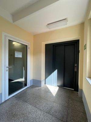 1 - 33 - Aufzug u. Eingang Ebene 4