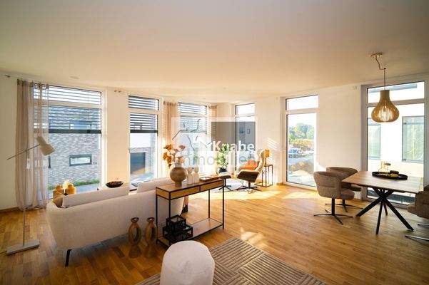 Wohnraum mit bodentiefen Fensterelementen