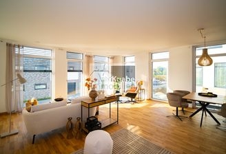 Wohnraum mit bodentiefen Fensterelementen