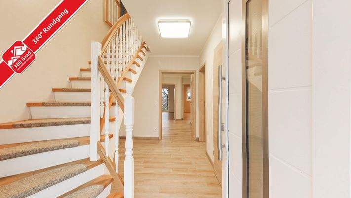 Flur mit Zugang zum Obergeschoss