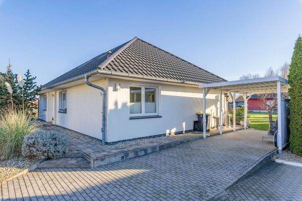 House entrance / driveway / carport