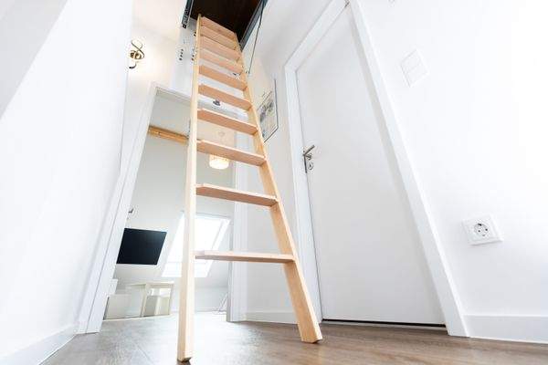 145 m_ Familienglück_Aufgang Spitzboden