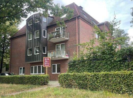 Außenansicht mit der Mietfläche im Erdgeschoss