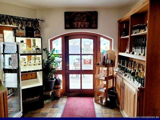 Ausgangsbereich - Praktische Stellfläche für Warenpräsentation oder Dekoration