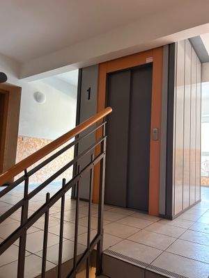 Treppenhaus mit Fahrstuhl