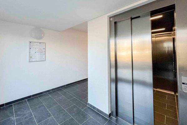 Treppenhaus mit Personenaufzug