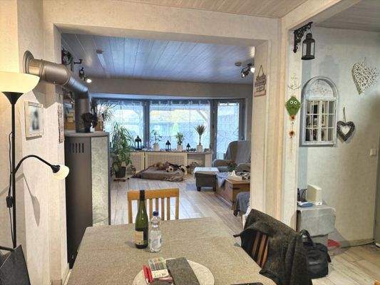 vom Esstisch hinüber zum Wohnbereich