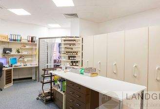 Lager- oder Beratungsfläche