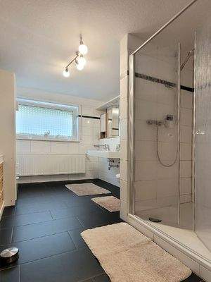 Tageslichtbadezimmer im Souterrain
