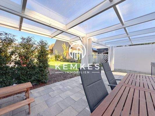 Überdachte Terrasse mit Blick in den Garten