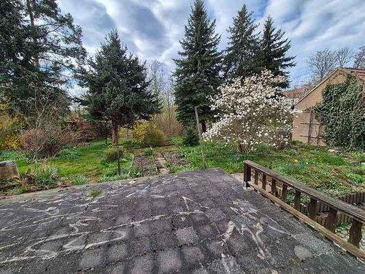 Terrasse mit Blick in den Garten