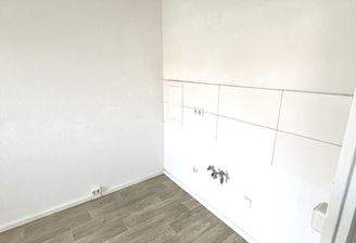 Leere Küche mit Fliesenwand