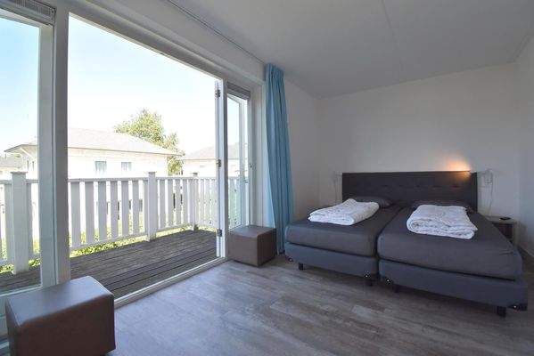 ferienwohnung-schlafzimmer-cape-helius-balcony-zugang-boxspring002