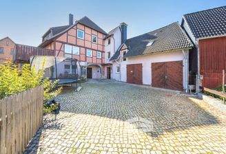 Innenhof mit Wohnhaus & Nebengebäuden