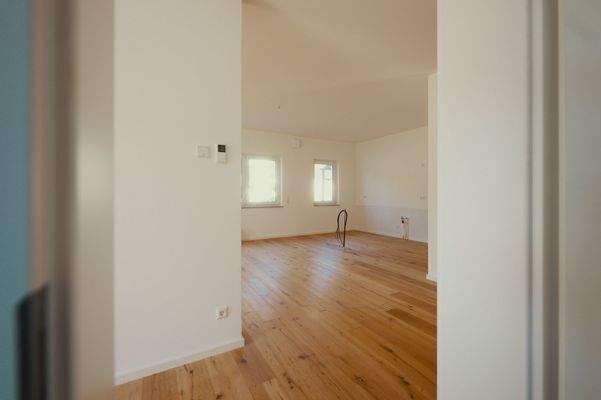 Flur mit Blick zum Küchenbereich 