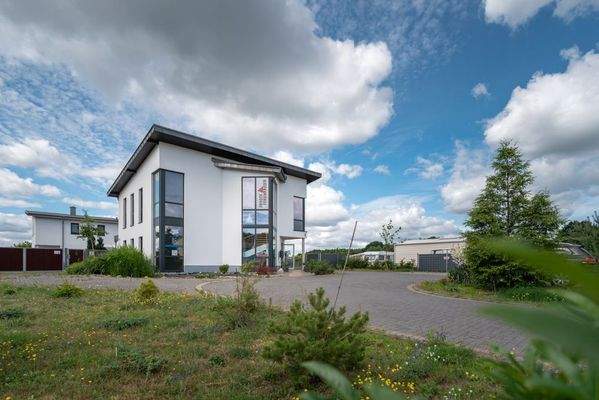 11_büro-mieten-usedom-einfahrt-bürogebäude-lodd