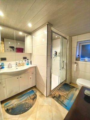 Masterbad mit XXL-Dusche im EG