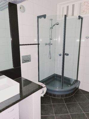 Bad mit Dusche 1. OG